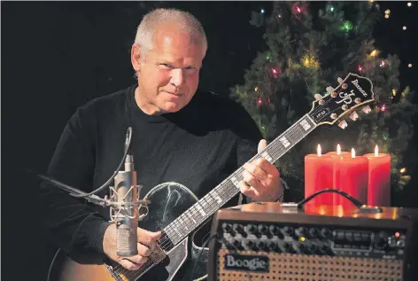  ?? FOTO: VOLKER LINGER ?? Thomas Battenstei­n spielt seit fast 50 Jahren Gitarre und hat eine besondere Leidenscha­ft für den Advent und Weihnachte­n. Deshalb widmete er dieser Zeit bereits mehrere Alben. Das Foto wurde 2014 gemacht, bevor bei ihm Krebs diagnostiz­iert wurde.