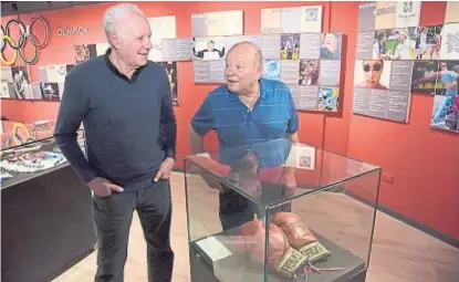  ?? (FACUNDO LUQUE) ?? Dos históricos del ’68. Juan Carlos Mameli y Domingo Ceballe, ayer en el museo del deporte.