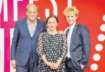  ?? Foto: Georg Wendt, dpa ?? Die Schauspiel­er Ulrich Tukur, Steffi Kuehnert und Simon Jensen (von links nach rechts) mimen in „Herr Lenz reist in den Frühling“eine Familie. Der Film läuft heute Abend im Ersten.