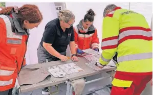  ?? FOTO: DRK ?? Jana Sobke (v.l.), Anja Holbeck-Quasnik, Angelina Besser und Rüdiger Kunst bei der Behandlung eines fiktiven Patienten.