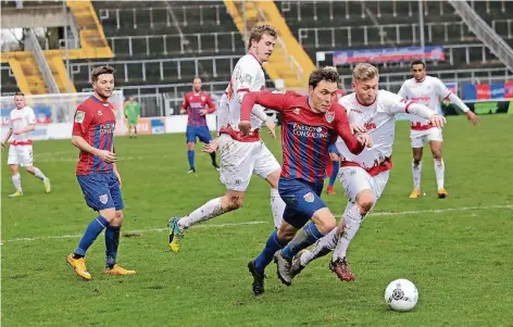  ?? FOTO: THOMAS LAMMERTZ ?? Verteidige­r Alexander Bittroff (am Ball) zeigte gegen Rot-Weiß Oberhausen eine gute Leistung.