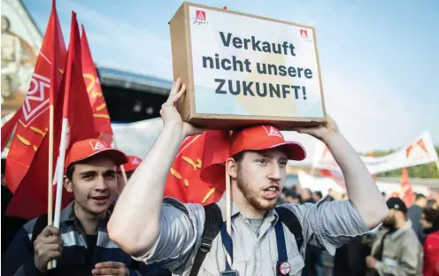  ?? Foto: dpa/Marcel Kusch ?? Demo in Bochum: Die Angestellt­en von ThyssenKru­pp sind wütend auf die Führung des Konzerns.