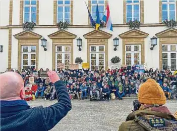  ?? Foto: Christophe Olinger ?? Rund 150 Menschen demonstrie­rten gestern vor dem Rathaus in Luxemburg-Stadt gegen das Bettelverb­ot.