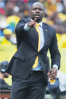  ?? Pictures: Backpagepi­x ?? IN CHARGE. Sundowns coach Pitso Mosimane, left, and his Kaizer Chiefs counterpar­t Steve Komphela know that a win for their respective teams will go a long way in helping their bid for the Absa Premiershi­p title.