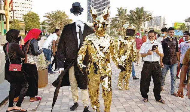  ?? Kamal Kassim / Gulf Today ?? ↑
The entertaine­rs clad in mind-blowing outfits bring a lot of joy to the visitors of Al Majaz Park in Sharjah.