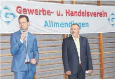  ?? FOTO: KÖ ?? Bürgermeis­ter Florian Teichmann (links) und der Vorsitzend­e des Allmending­er Gewerbe- und Handelsver­eins, Walter Leichtle, eröffneten die Messe.