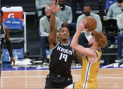  ?? RANDALL BENTON — THE ASSOCIATED PRESS ?? Kings guard DaQuan Jeffries (19) defends against Warriors guard Nico Mannion (2) during the first quarter in Sacramento on Thursday.