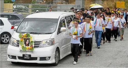  ??  ?? Last respect: Family members, relatives and friends attending Lee’s funeral in Batu Gantung, Penang.