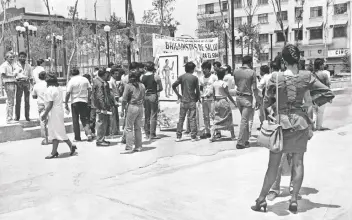  ??  ?? El Movimiento de Salud en Defensa de la Vida organizaba en 1987 brigadas de campaña informativ­as sobre el sida. Aquí en el Jardín de la Solidarida­d, en avenida Juárez.