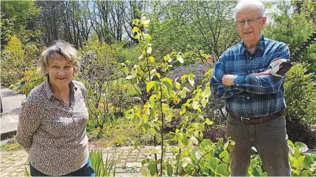  ?? | PHOTO : OUEST-FRANCE ?? Éliane et Marcel Binet dans leur jardin du Grand-Clos, au Foeil.