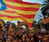  ??  ?? Tension: The crowd in Barcelona last night