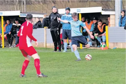  ?? FJA PHOTOGRAPH­Y ?? Michael Carberry in action against Barnoldswi­ck