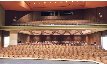  ?? RP-FOTOS (10): SENF ?? Blick in den Saal von der Bühne aus: In der Werner-Jaeger-Halle finden aktuell bis zu 517 Besucher Platz. Sie wurde im Oktober 1974 in Betrieb genommen. Die Stühle sind noch die selben wie damals.