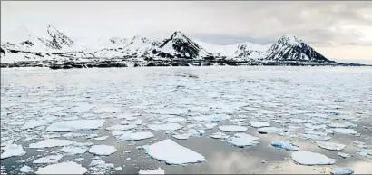  ?? XAVIER CERVERA / ARCHIVO ?? Hielo ártico fundiéndos­e frente a las costas de Svalbard