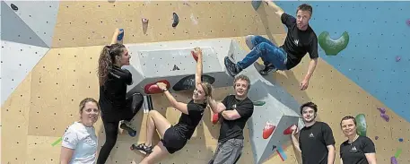  ?? | PHOTO : OUEST-FRANCE ?? Les skippers ont pu apprendre des techniques d’escalade à la salle B’Wall.