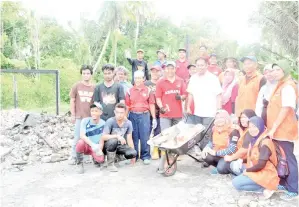  ??  ?? SUFIAN (berdiri, enam kiri), Dr Abdul Rahman (lapan kiri) bersama sayap Bapa, Wanita dan Pemuda PBB dan pertubuhan sukarelawa­n menyertai gotong-royong.