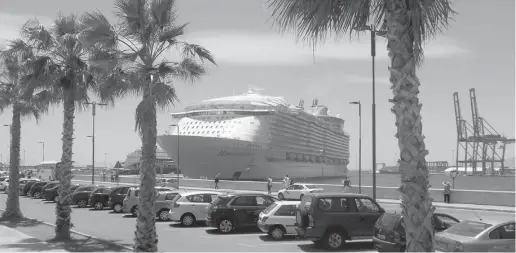  ?? Foto: Nicolas Hock ?? Für zehn Stunden hat die „Harmony of the Seas“am Kreuzfahrt­schiff-Terminal im Hafen Station gemacht.