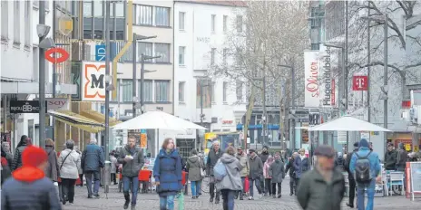  ?? FOTO: ALEXANDER KAYA ?? Das Ulmer Einkaufshe­rz, die Hirschstra­ße. Durch den gleichzeit­igen Bau des neuen Einkaufsqu­artiers Sedelhöfe, der neuen Straßenbah­nlinie und der neuen Tiefgarage ergeben sich erhebliche Probleme in der Erreichbar­keit.