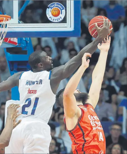  ?? FOTO: EFE ?? Othello Hunter captura un rebote ante la oposición de Bojan Dubljevic, del Valencia, en el playoff final de Liga