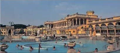  ?? JEREMY HORNER / GETTY ?? La piscina exterior de los baños Széchenyi