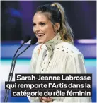  ??  ?? Sarah-Jeanne Labrosse qui remporte l’Artis dans la catégorie du rôle féminin