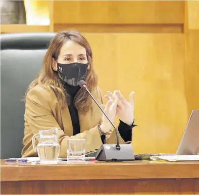  ?? ÁNGEL DE CASTRO ?? La concejala de Hacienda, María Navarro, durante una comisión de su área.