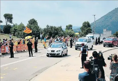  ?? SUSANNA SÁEZ / EFE ?? La comitiva que lleva a Forn, Rull y Turull a Lledoners es recibida por manifestan­tes en la entrada a la cárcel