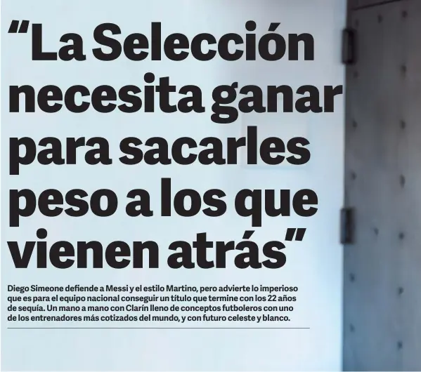  ??  ?? Pose de crack. El Cholo habló con Clarín antes de volver a Madrid para iniciar la pretempora­da con el Atlético. Analiza que en Sudamérica se pega