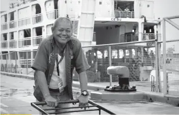  ?? CONTRIBUTE­D FOTO / PAULA DANIELLE VACALARES ?? HEAVY LIFTING.
Irving C. Fornolles has worked as a porter for more than three decades in Cebu City’s port area, putting in a 13hour workday. On his income, he has raised five children