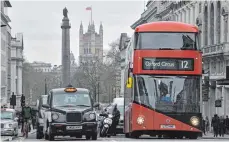  ??  ?? London ist ohne rote Busse und schwarze Taxis gar nicht vorstellba­r.