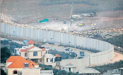  ?? JALAA MAREY / AFP ?? Maquinaria israelí operando ayer sobre los túneles junto a la frontera con Líbano, en Misgav Am