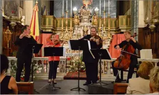  ??  ?? Le grand flûtiste Emmanuel Pahud a joué dans la basilique avec des musiciens du Philharmon­ique de Berlin. (Photos Christian Merle)