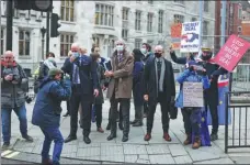  ?? SIMON DAWSON / REUTERS ?? EU chief negotiator Michel Barnier (center) encounters protesters after talks in London on Monday.