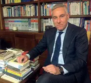  ??  ?? Il sindaco di Viareggio Giorgio Del Ghingaro, reintegrat­o dal Consiglio di Stato dopo la sospension­e