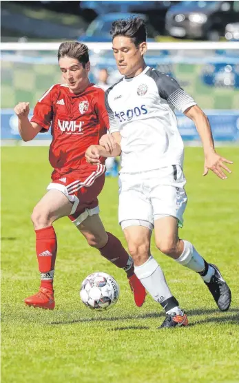  ?? ARCHIV-FOTO: THOMAS WARNACK ?? Aus der Kreisliga A, vom SV Bolstern, zum Stammspiel­er in der Landesliga: Tenshi Kleiner (rechts, hier gegen Hohentenge­ns Christoph Handte) hat seinen Platz bei den Ostrachern auf Anhieb gefunden und sich - wie einige andere - gut integriert.