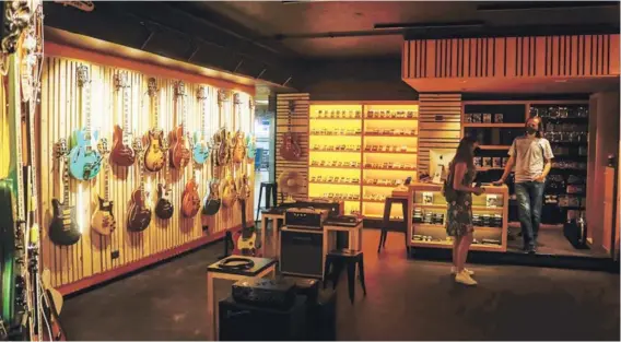  ??  ?? ► La tienda Tarará se especializ­a en la venta de guitarras y bajos de gama alta.