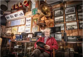  ?? FOTO: KARL VILHJÁLMSS­ON ?? ■ I musikhörna­n i sitt museum kan Nalle Lindqvist lyssna på stenkakor, vinylskivo­r och rullband.