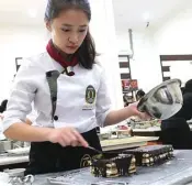  ?? ANTIN IRSANTI/JAWA POS ?? TAHAP TERAKHIR: Venantia Marielis Chundiawan menuangkan cokelat di atas opera cake di Ottimmo Internatio­nal kemarin.