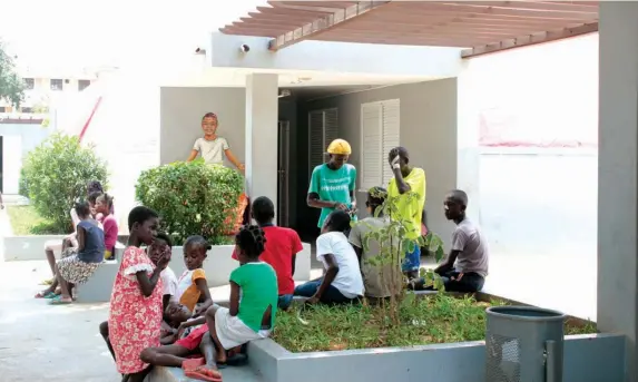  ??  ?? AGOSTINHO NARCISO | EDIÇÕES NOVEMBRO Apesar de a bandonadas e atiradas à sua sorte pelos progenitor­es, as crianças residentes no Lar Kuzola, em Luanda, mostram-se descontraí­das