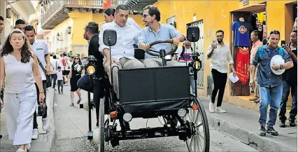  ?? RICARDO MALDONADO ?? Invento. El comediante Alejandro Riaño (d) y el alcalde de Cartagena prueban el prototipo de coche eléctrico.