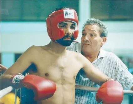  ??  ?? El difunto Enrique Carrión, aquí con Ángel ‘Pelayito’ Hernández, es uno de los ‘inmortales’ del boxeo boricua como técnico, y entrenó la mayor parte de su carrera a otra gloria, Wilfredo ‘Bazooka’ Gómez.