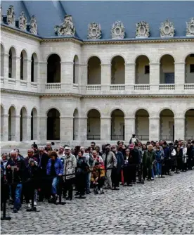  ?? AFP ?? La gente hizo fila este domingo para ver el féretro del expresiden­te Jacques Chirac en el palacio de los Inválidos, en París.