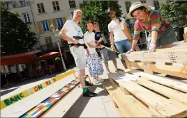  ?? (Photo Frank Muller) ?? Dès  heures, la constructi­on des bancs a débuté avec l’aide de tous les volontaire­s.