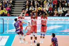  ?? LEGAVOLLEY ?? Il muro di Piacenza contro l’attacco di Rinaldi di Modena