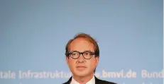  ?? FOTO: DPA ?? Pkw-Maut-Diskussion­en, Abgas-Skandal bei VW und Co. und nun die Probleme bei der A1: Alexander Dobrindt ist in seiner Amtszeit viel Kritik ausgesetzt.