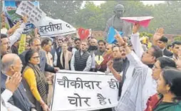  ?? ARVIND YADAV/HT PHOTO ?? Congress president Rahul Gandhi, along with party leaders, protests against the Rafale deal at Parliament House in New Delhi on Wednesday.