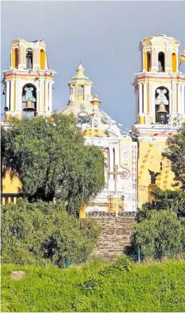  ??  ?? DURANTE EL sismo del pasado 19 de septiembre cayeron las dos cúpulas de la iglesia de Los Remedios de Cholula
