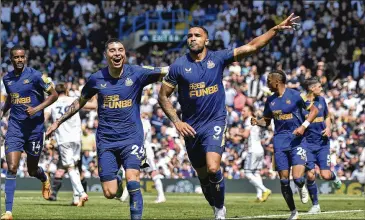  ?? RUI VIEIRA/ASSOCIATED PRESS ?? Newcastle’s Callum Wilson (center right) celebrates with teammate Jacob Murphy after scoring his side’s second goal from the penalty spot against Leeds United in Saturday’s 2-2 tie in Leeds, England.