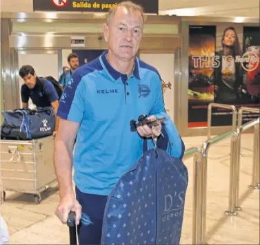  ??  ?? EN SEVILLA. El italiano Gianni De Biasi, tras aterrizar ayer en el aeropuerto de San Pablo.