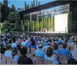  ??  ?? El teatro del Generalife se llenó en la primera noche del espectácul­o.